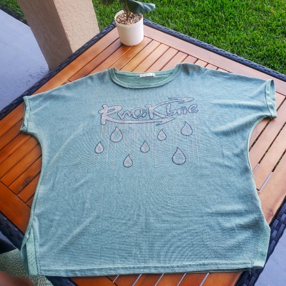 Loose Fit Green Crop Top – "Rainy Love" Print For Woman - Picture 1 of 4